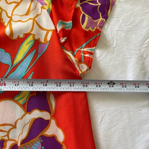 Crepas Women’s Size 1X Flutter sleeve multi color tunic with details at the neck - Picture 6 of 7